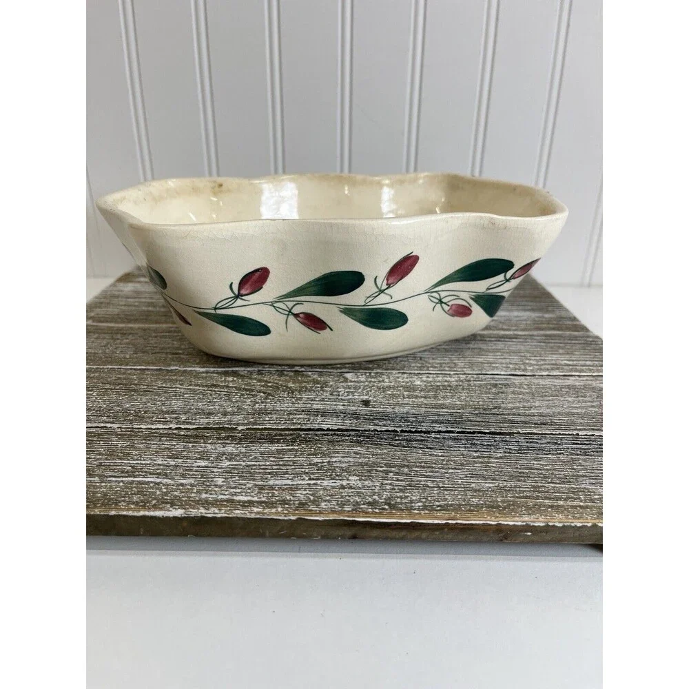 Vintage Scalloped Planter with Rose Buds and Green Leaf Vine Pattern‎